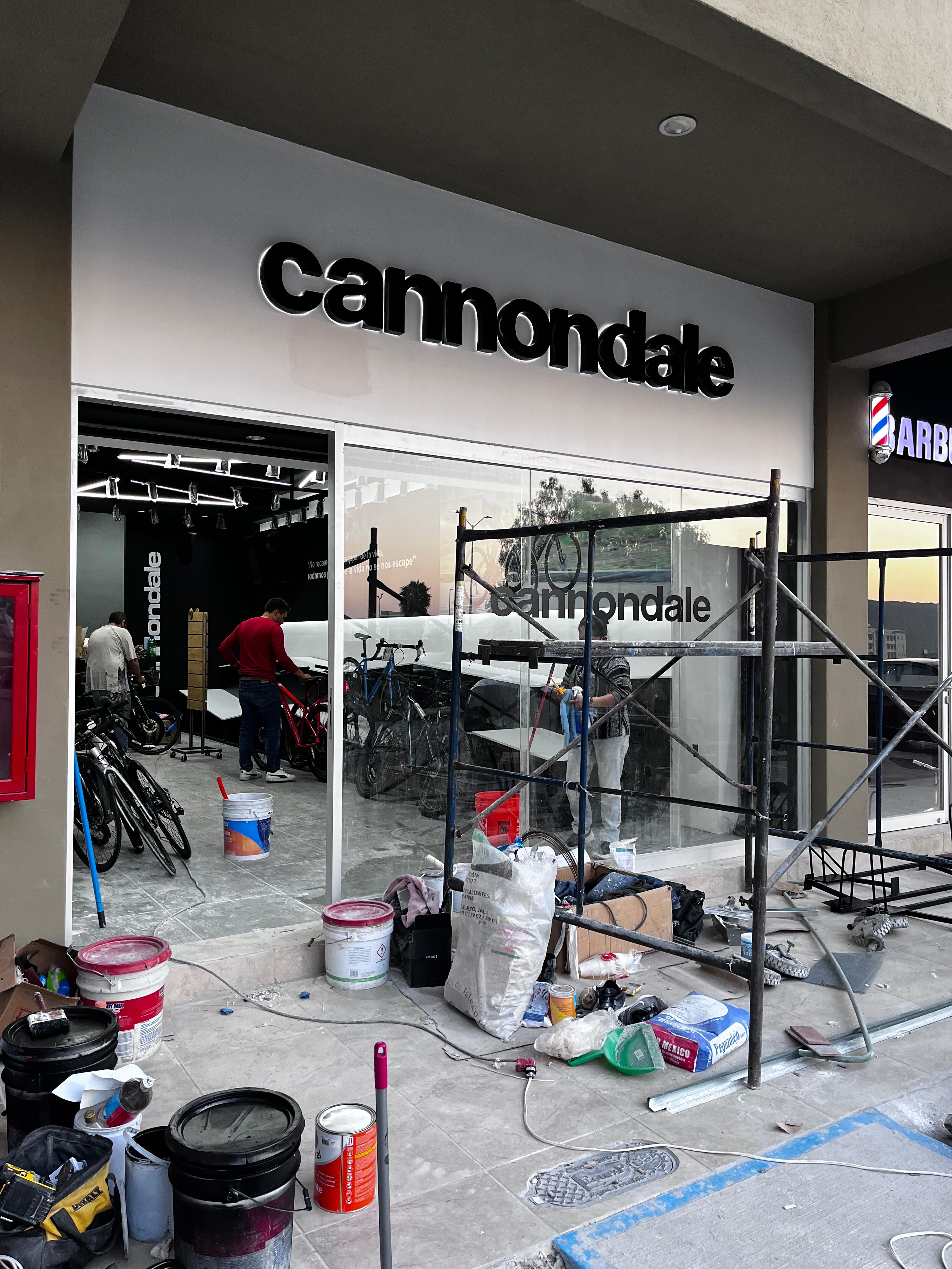 Modernización de Fachada Comercial