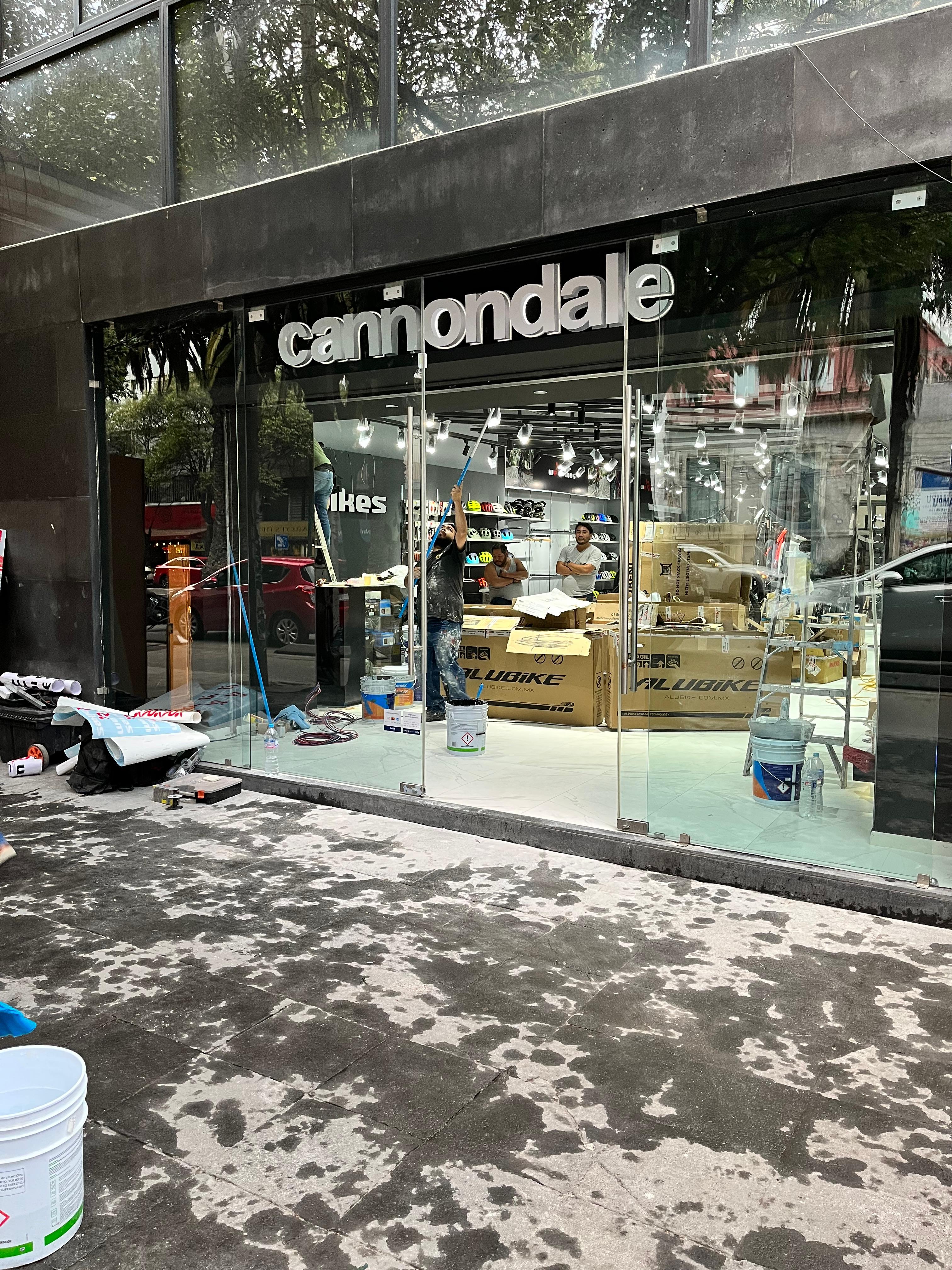 Modernización de Fachada Comercial