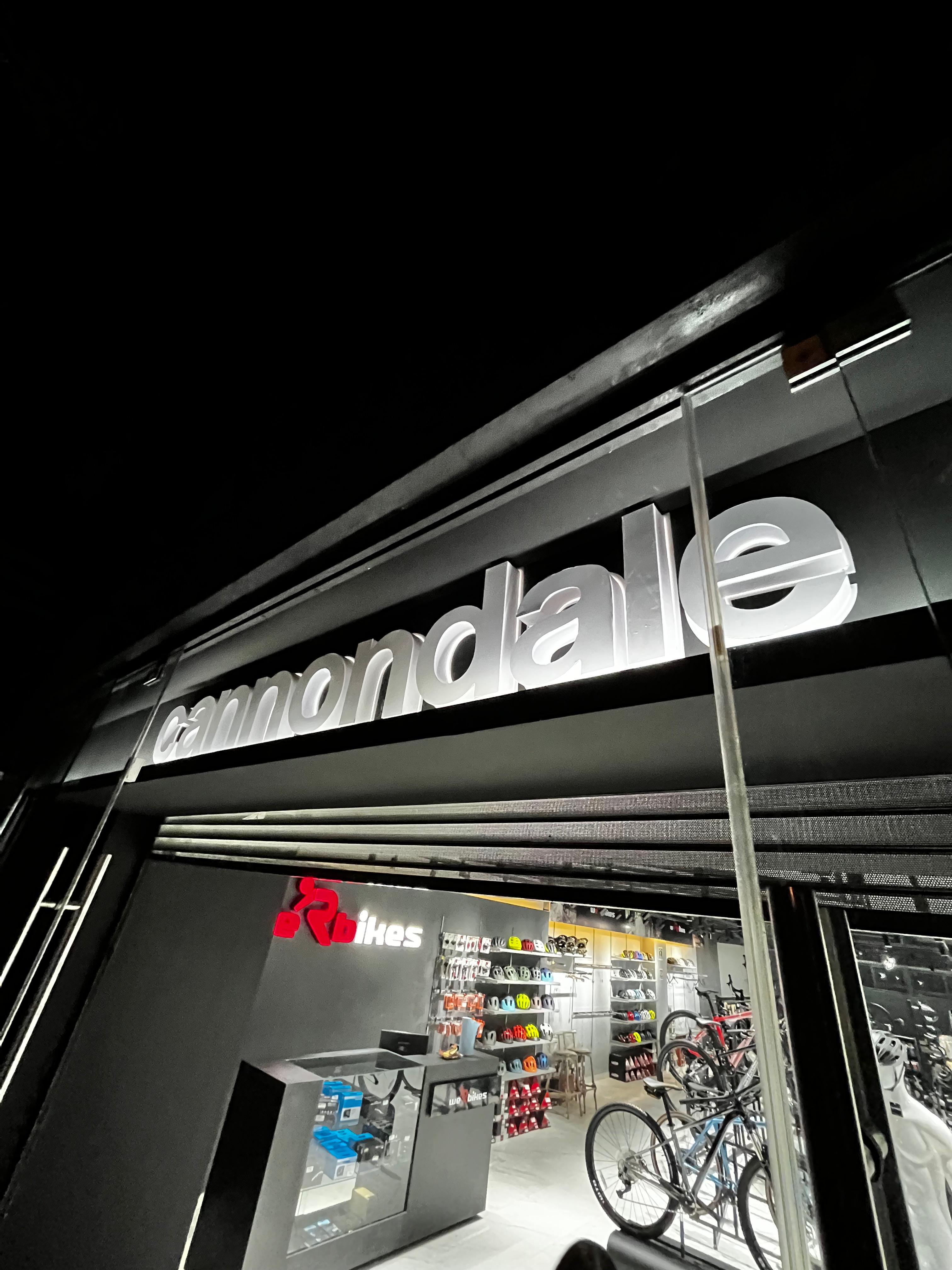 Modernización de Fachada Comercial