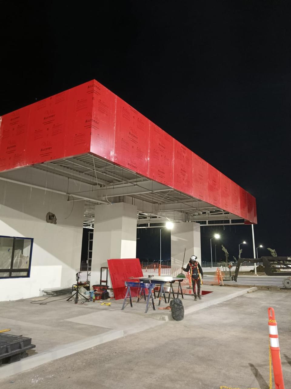 Paneles modulares de aluminio compuesto instalados en fachada